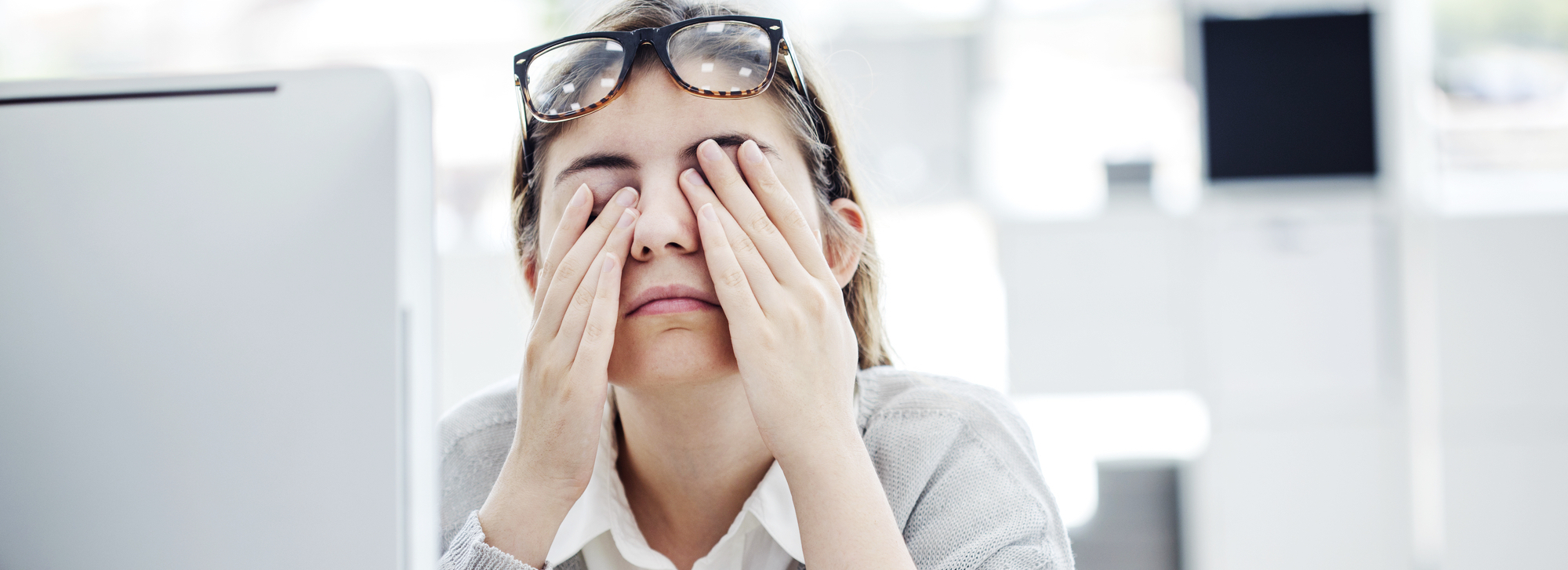 Habitación con iluminación equilibrada y monitor bien posicionado